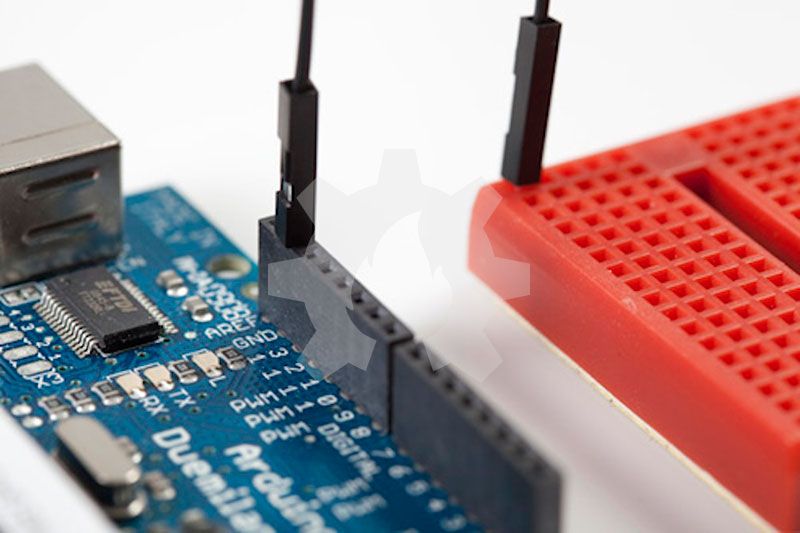 Menghubungkan pin Ground Arduino ke dalam lubang Mini Breadboard